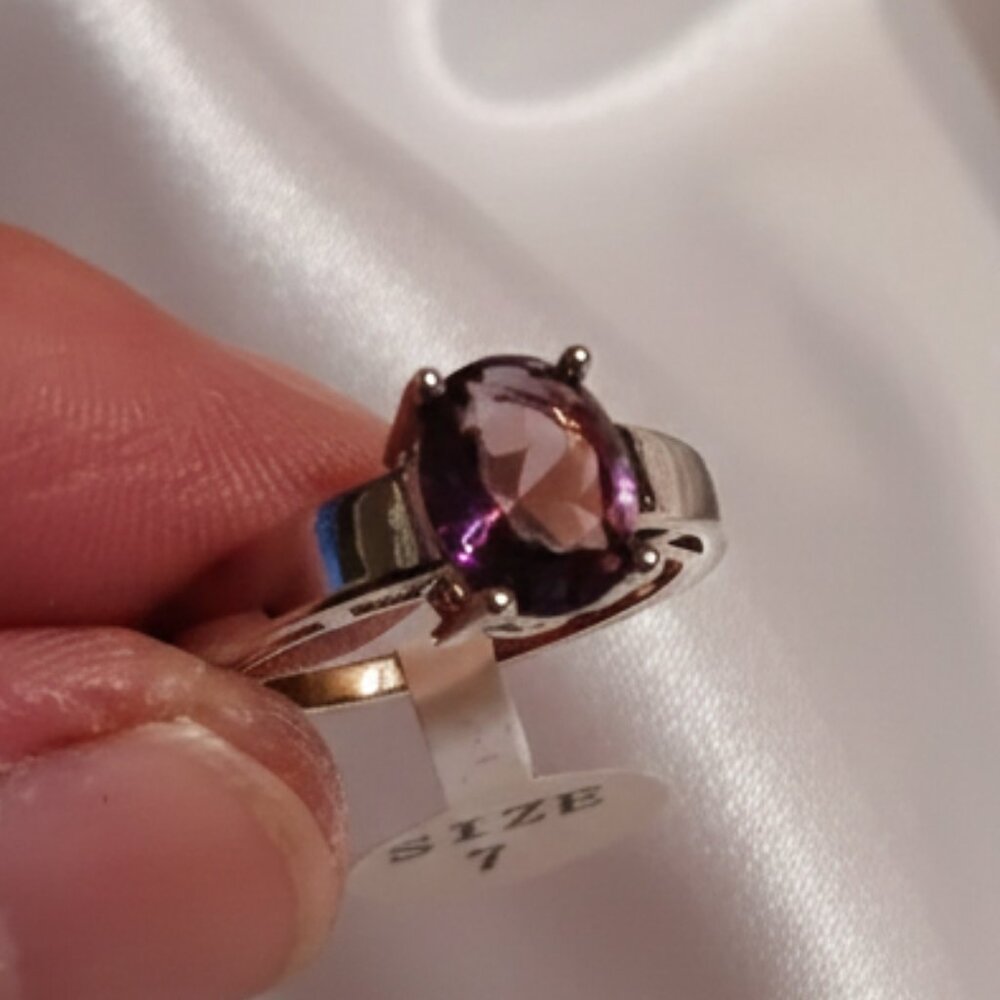 Purple Amethyst 2 Carat Solitaire Silver Tone Fashion Ring Size 7 NWOT - Picture 3 of 8